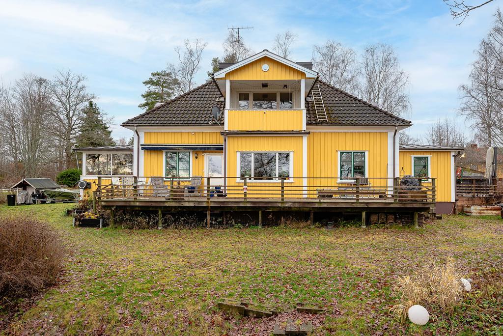 Husets baksida med stor uteplats
