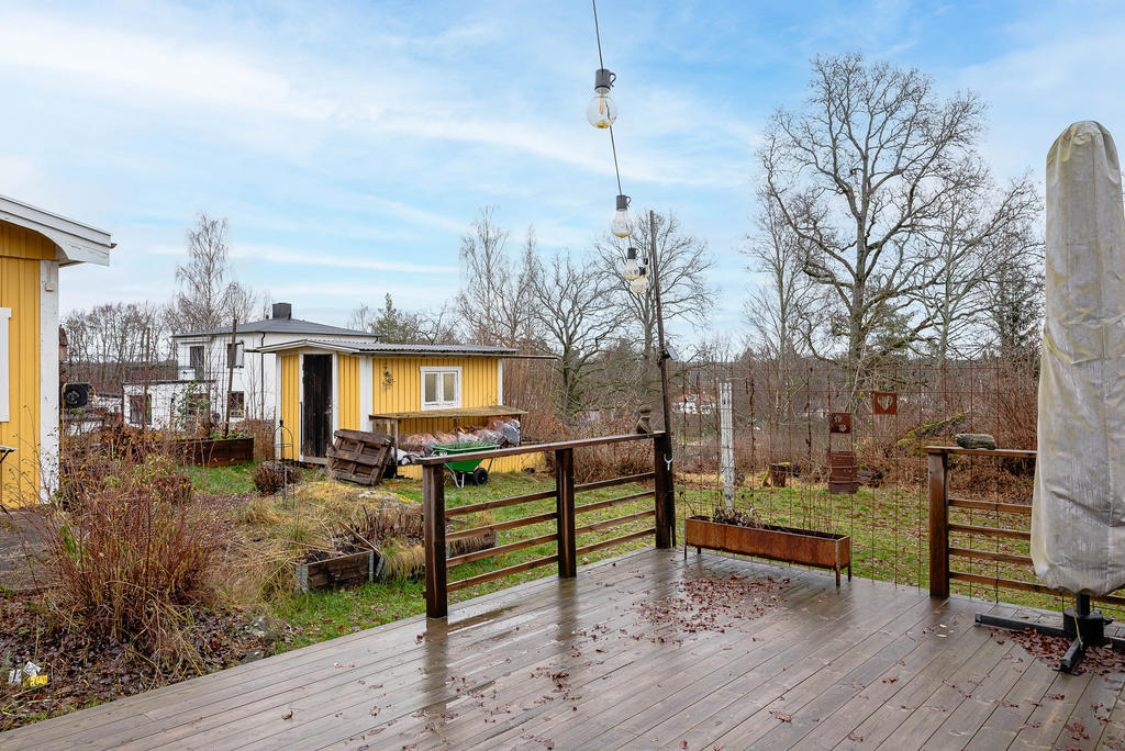 Uteplats på husets gavel mot gästhuset