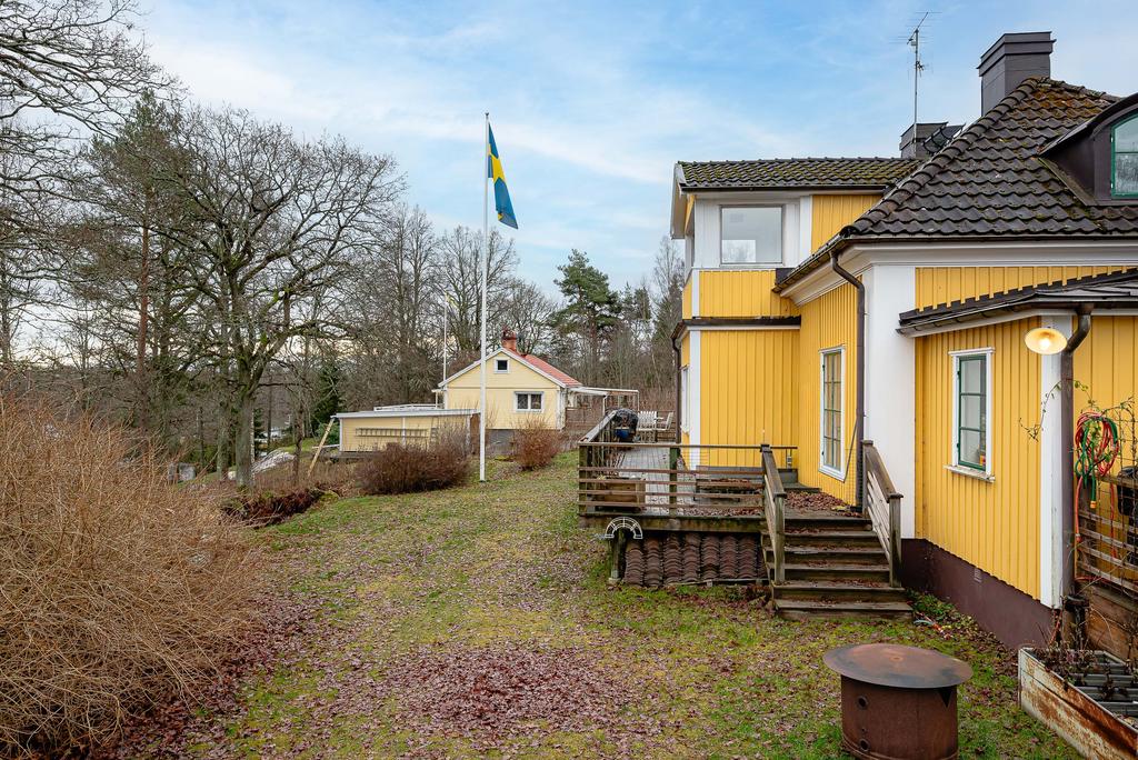 Uteplats på husets baksida med österläge och förmiddagssol