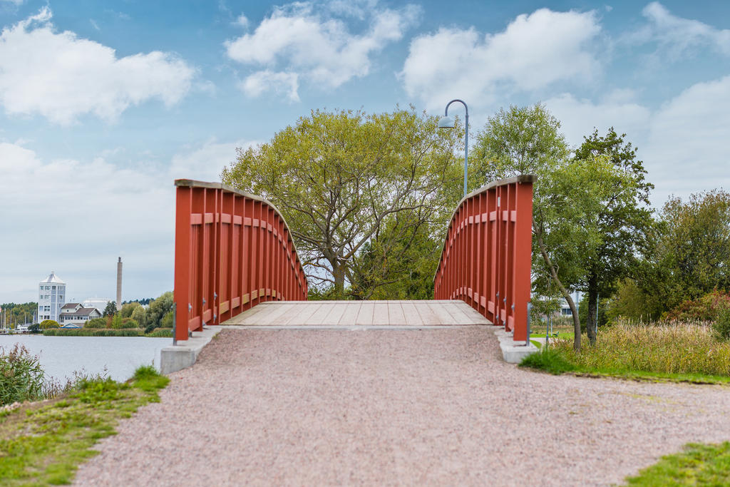 Bron över kanalen. Vattensportens Hus syns i bakgrunden.