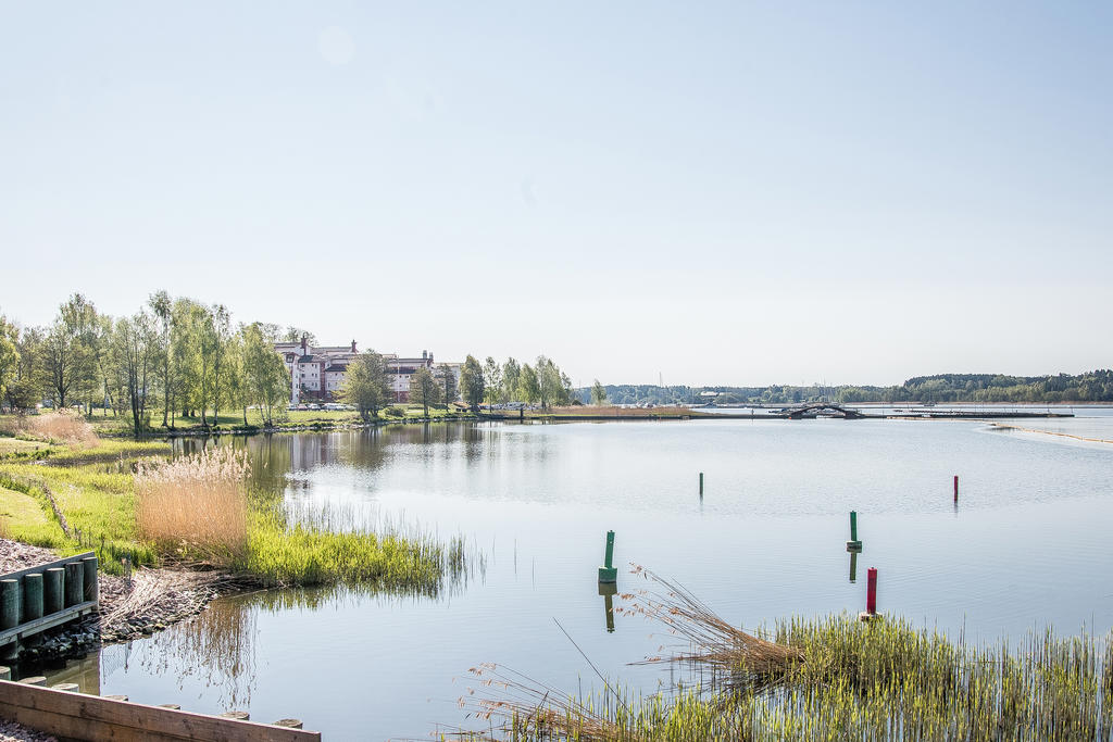 Stadsfjärden med lägenheterna längre ut på Brandholmen i bakgrunden
