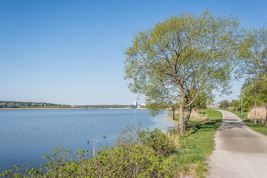 Promenadstråket längs Stadsfjärden, bild från våren