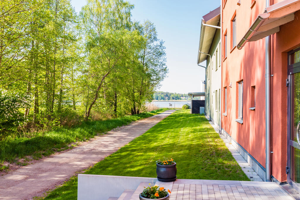 Promenadstråk precis bakom husete