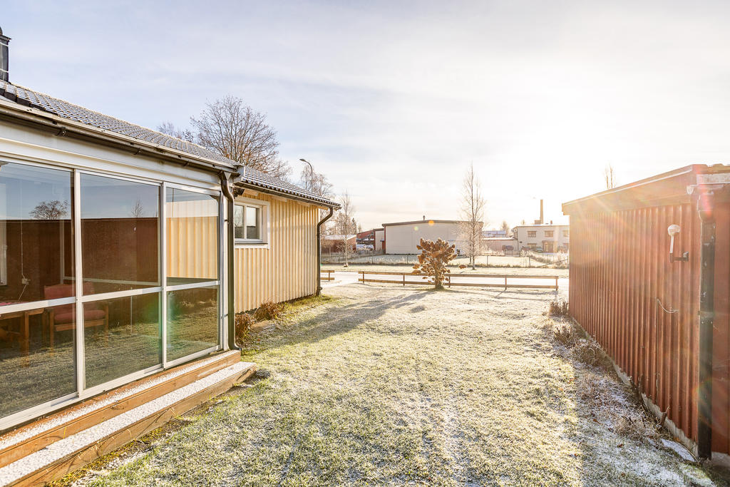 Vy från trädgården mot gatan 