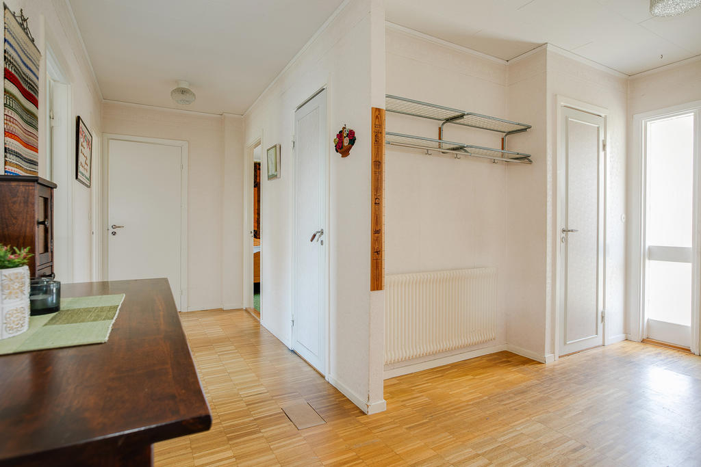 Ljus och trevlig hall med gott om plats för förvaring 
