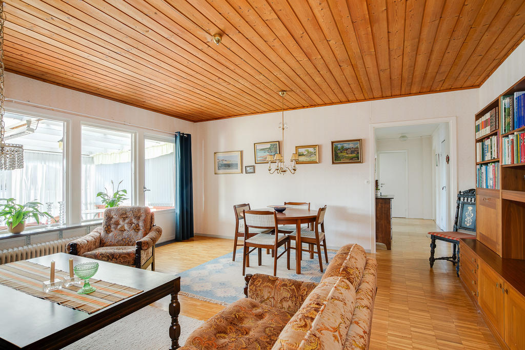 Vardagsrum med utgång till altan 