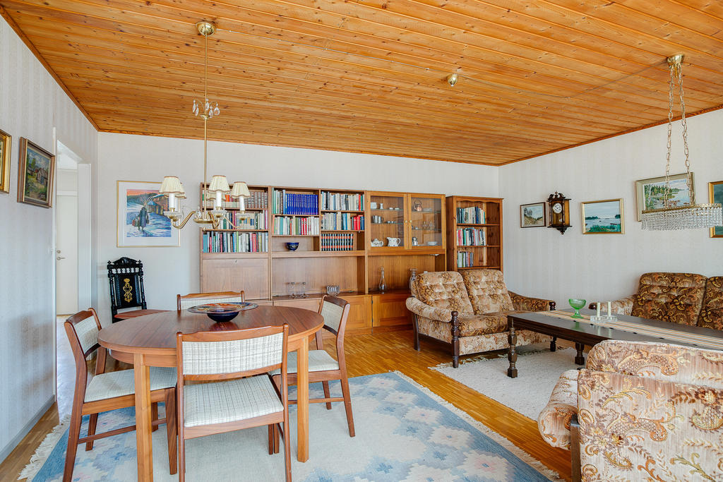 Vardagsrum med stavparkett som behöver renoveras 