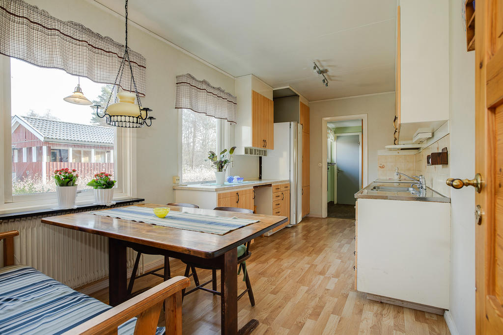 Trevligt och flexibelt kök då väggen mot vardagsrummet går att riva 