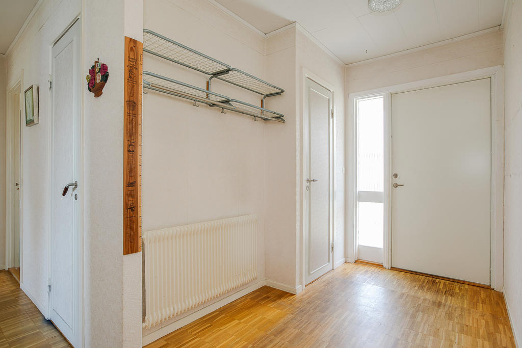 Hall med klädkammare och gäst-wc