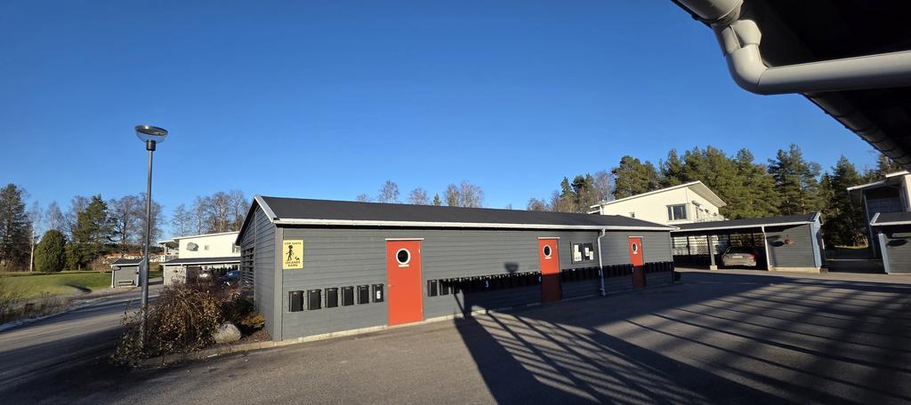 Gemensamma ytor med däck och cykelförråd.