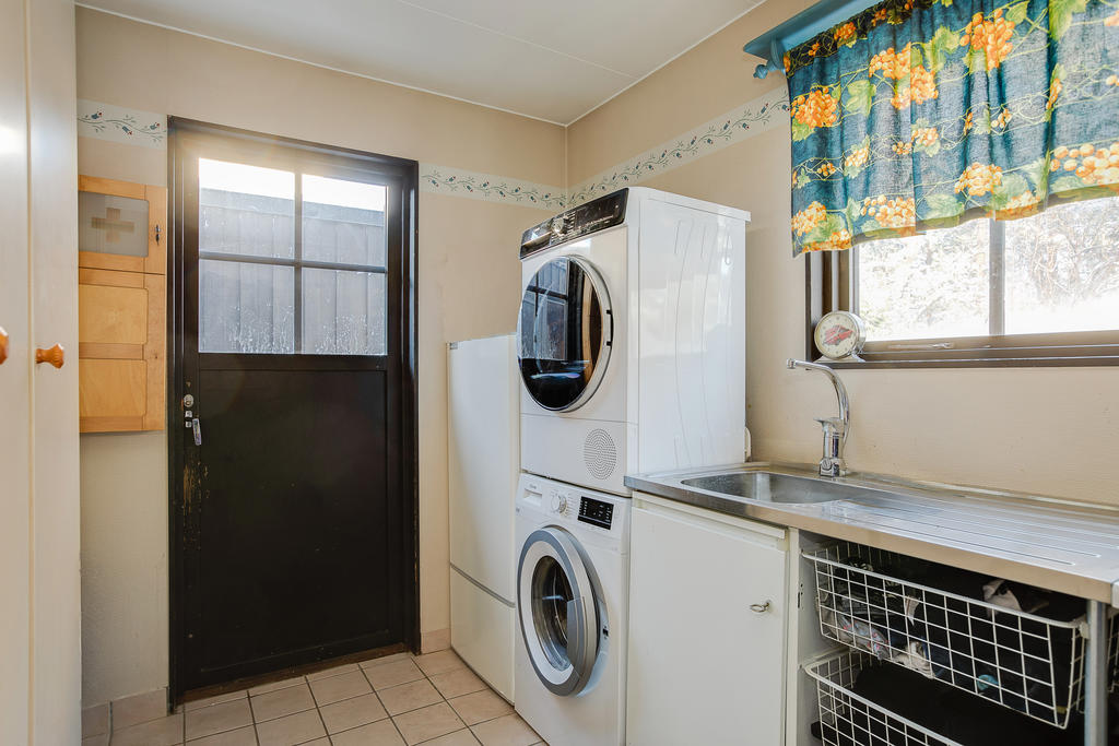 Tvättstuga med tvättmaskin och torktumlare