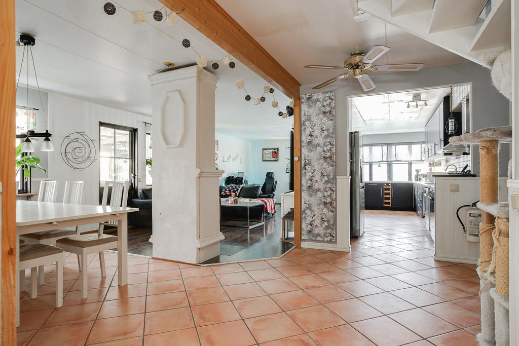 Öppen planlösning mellan kök, vardagsrum och matsal