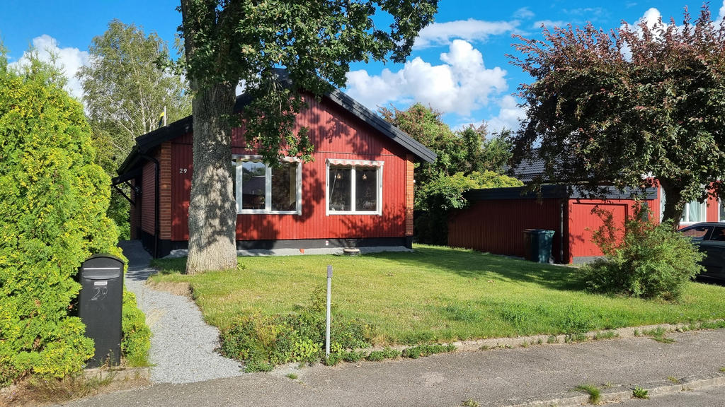 Varmt välkomna till Lingongatan 29 och denna hemtrevliga och väl omhändertagna fastighet!

Säljarens egna bilder i sommarskrud.