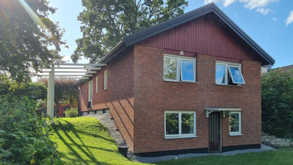 Husets baksida/kortsida mot allmänning.