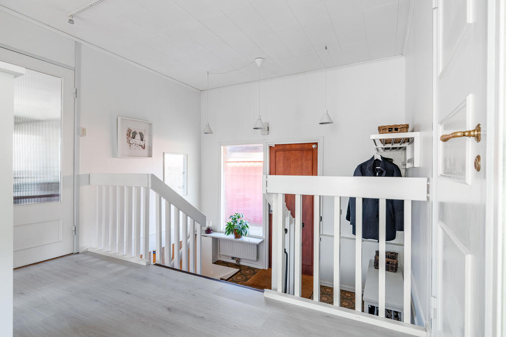 Välkomnande och rymlig hall med bra avhängningsyta och förvaringsmöjligheter.