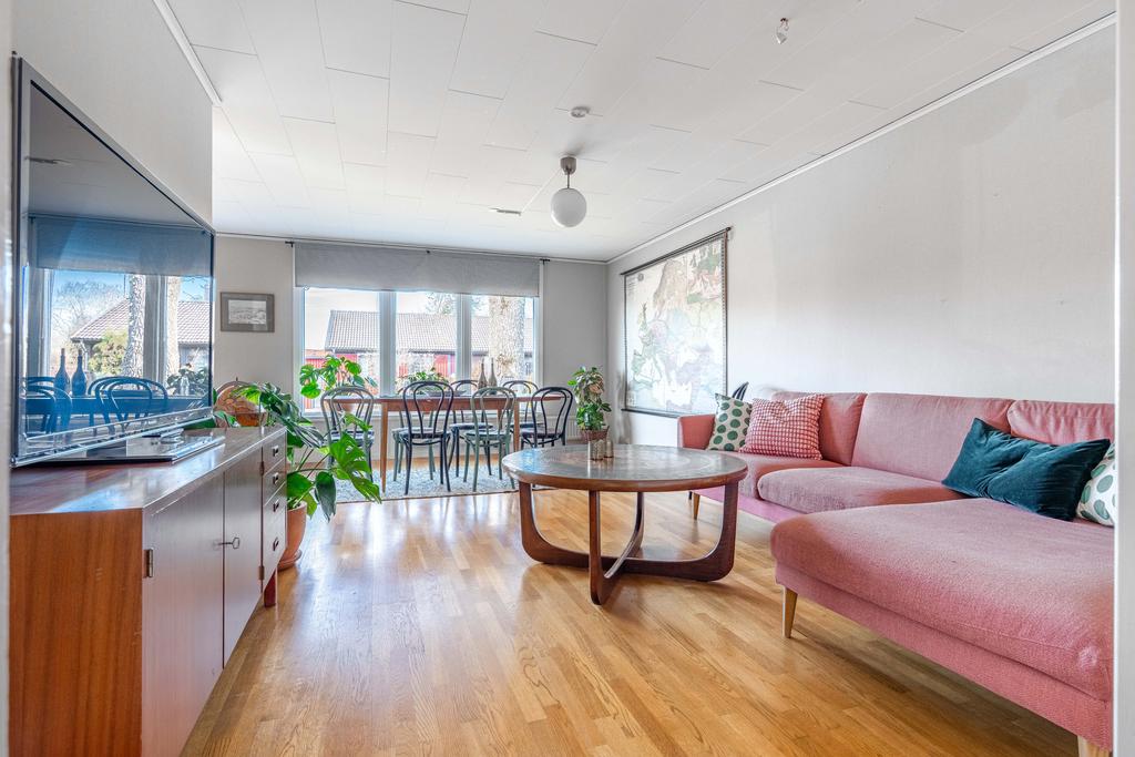 Ljust och välplanerat vardagsrum i vinkel.