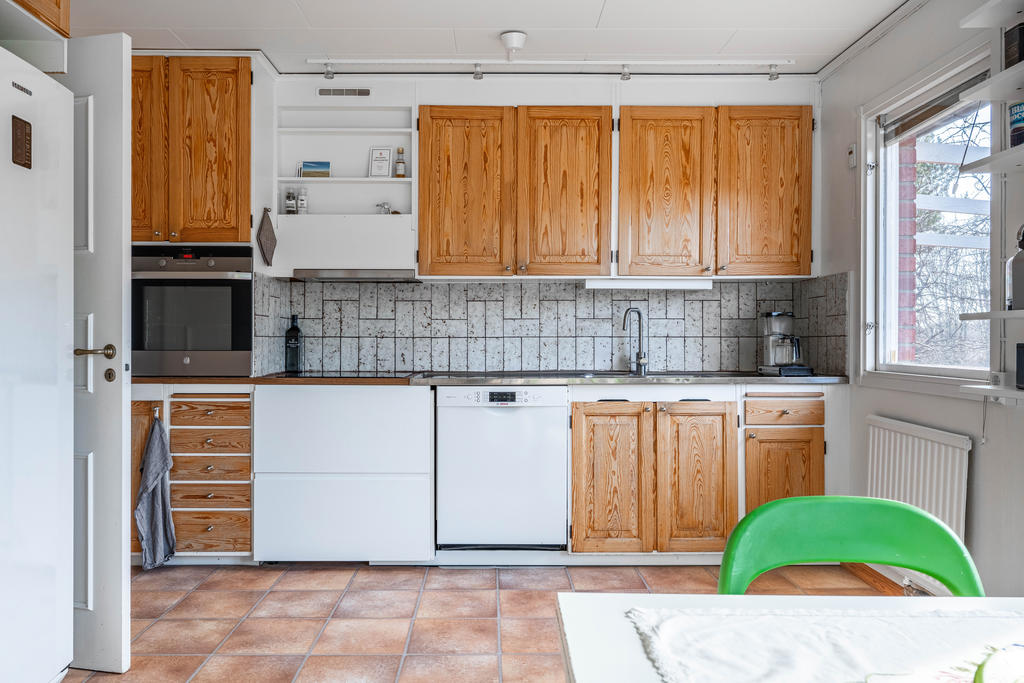 Köket är utrustat med spishäll, spisfläkt, inbyggd ugn, diskmaskin, kyl och frys.