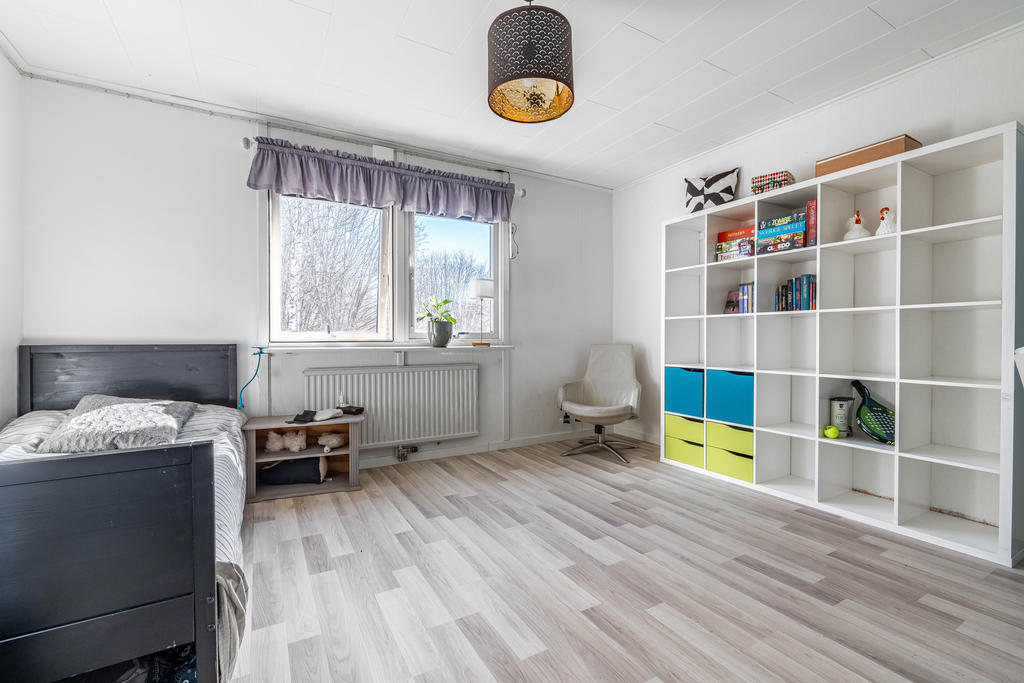 Stort sovrum på entréplan.