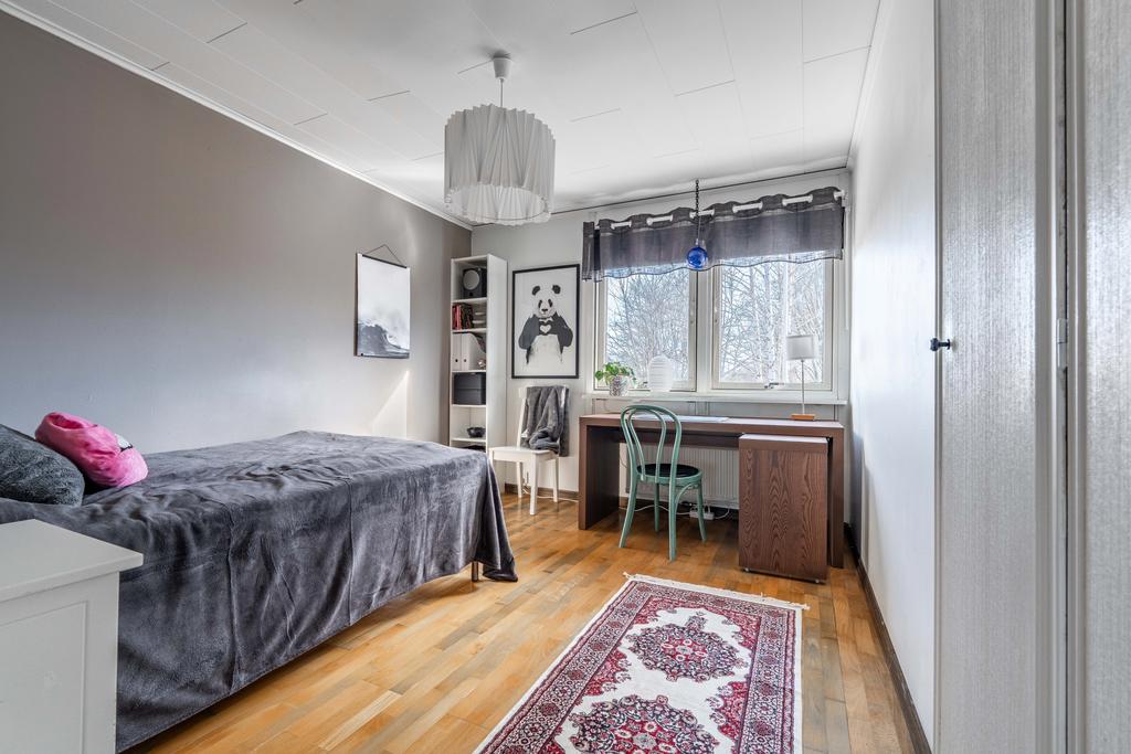 Välplanerat sovrum på entréplan.