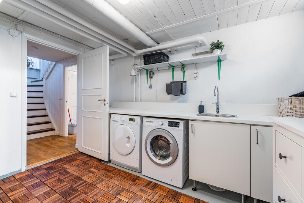 Rymlig tvättstuga, bra med förvaring och arbetsyta. Utrustat med tvättmaskin och torktumlare.