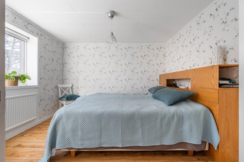 Rymligt sovrum i källarplan.