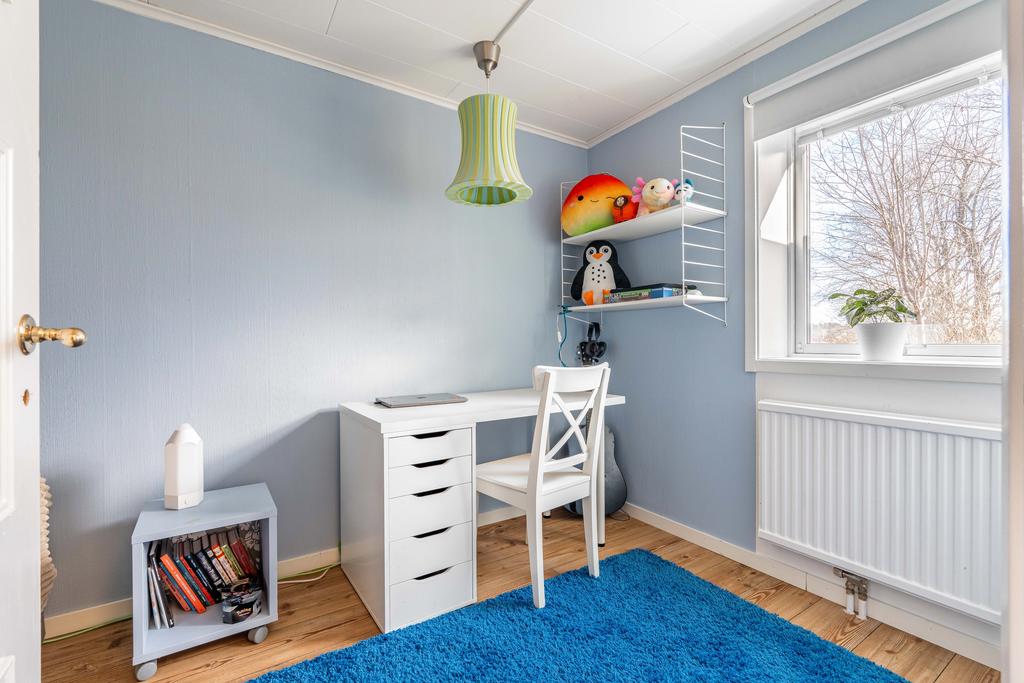 Välplanerat sovrum i källarplan.