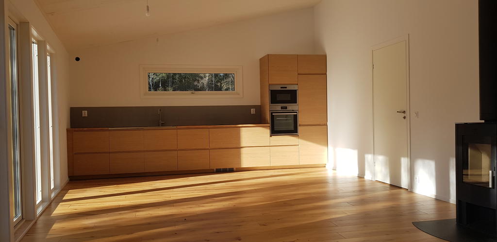 Kök och allrum med braskamin