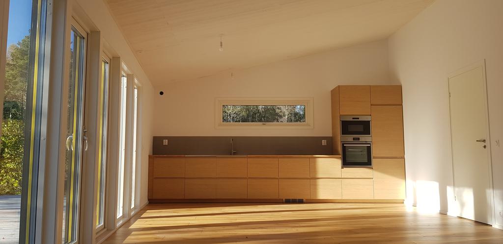 Kök, allrum och många fönster