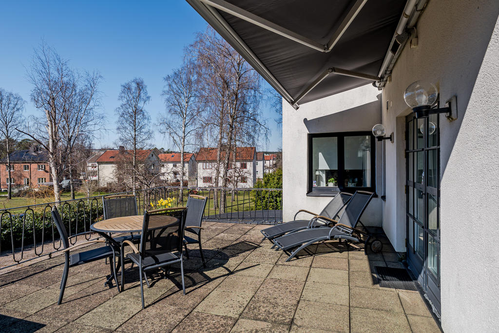 Härlig uteplats i söder med dubbeldörr från matplatsen.