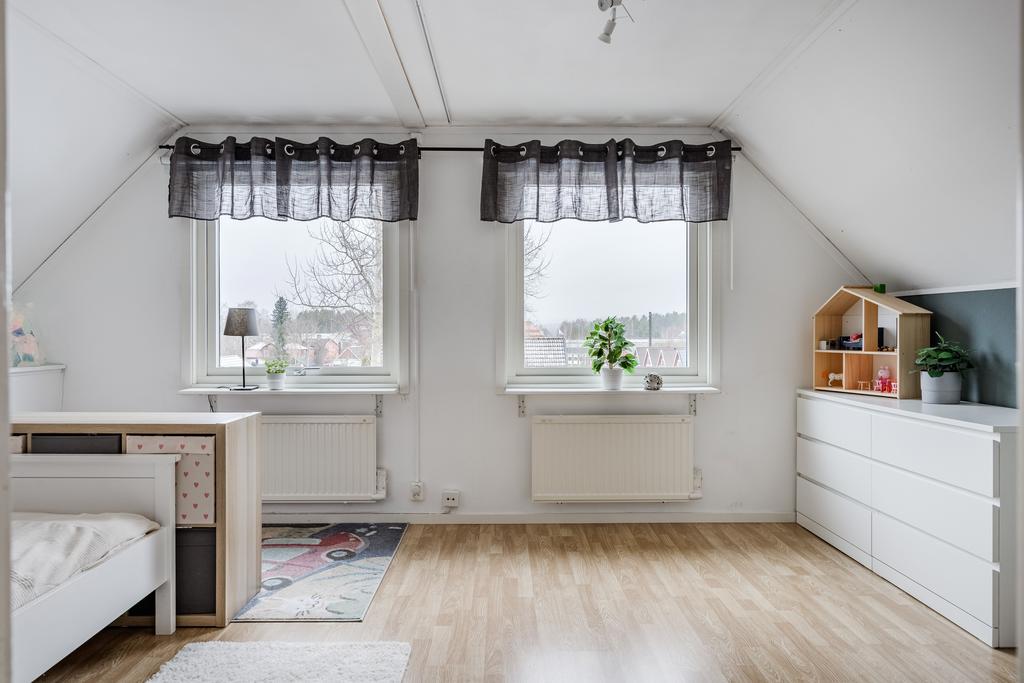 Sovrum med möjlighet att dela av till ytterligare ett sovrum