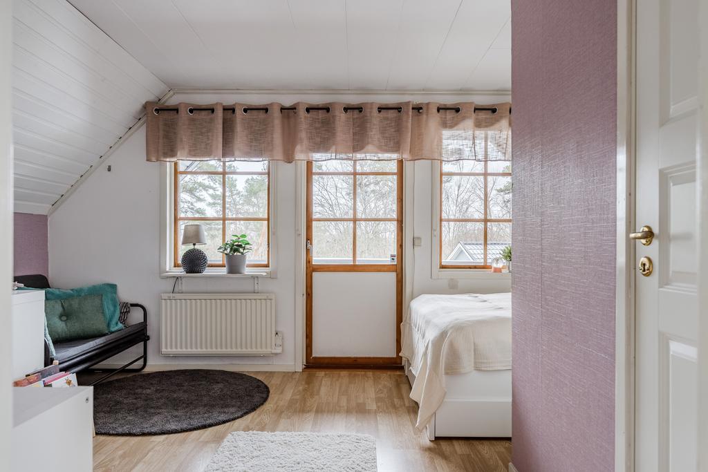 Sovrum med utgång till balkong