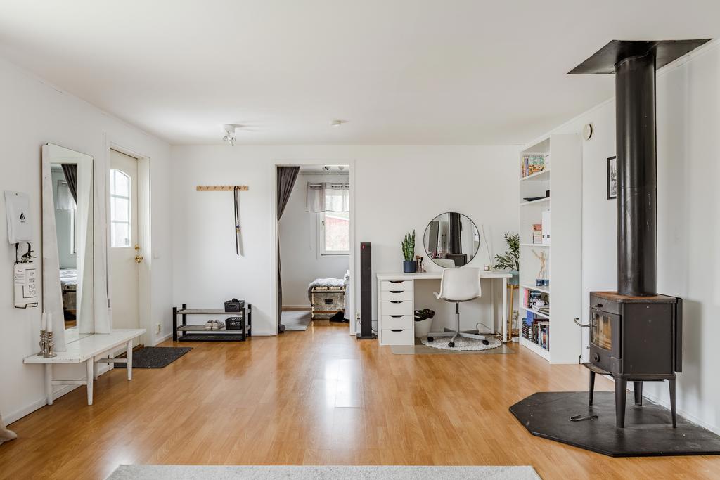 Gäststuga med allrum, sovrum och kamin