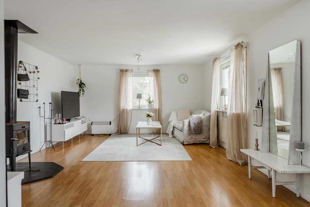 Allrum i gäststugan med kamin