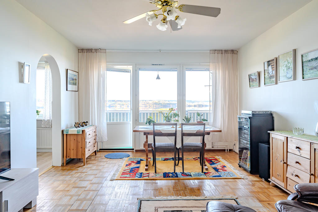 I vardagsrummet finns utgången till balkongen. 