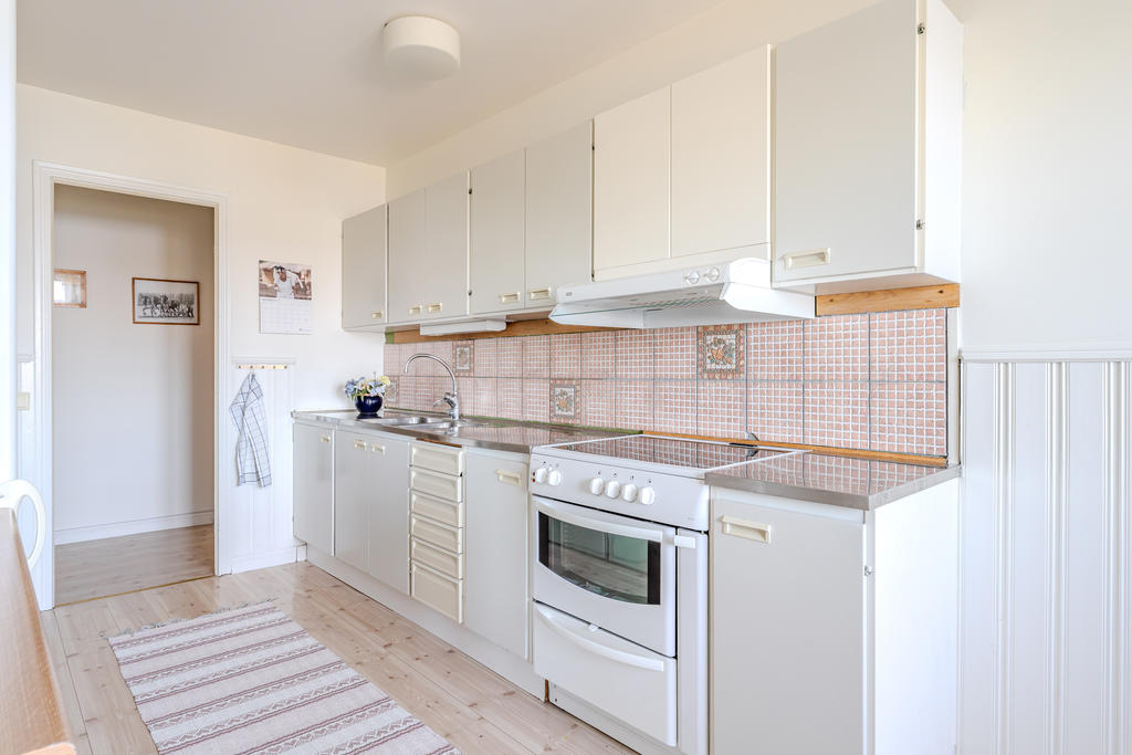 Köket har gott om plats för förvaring! 