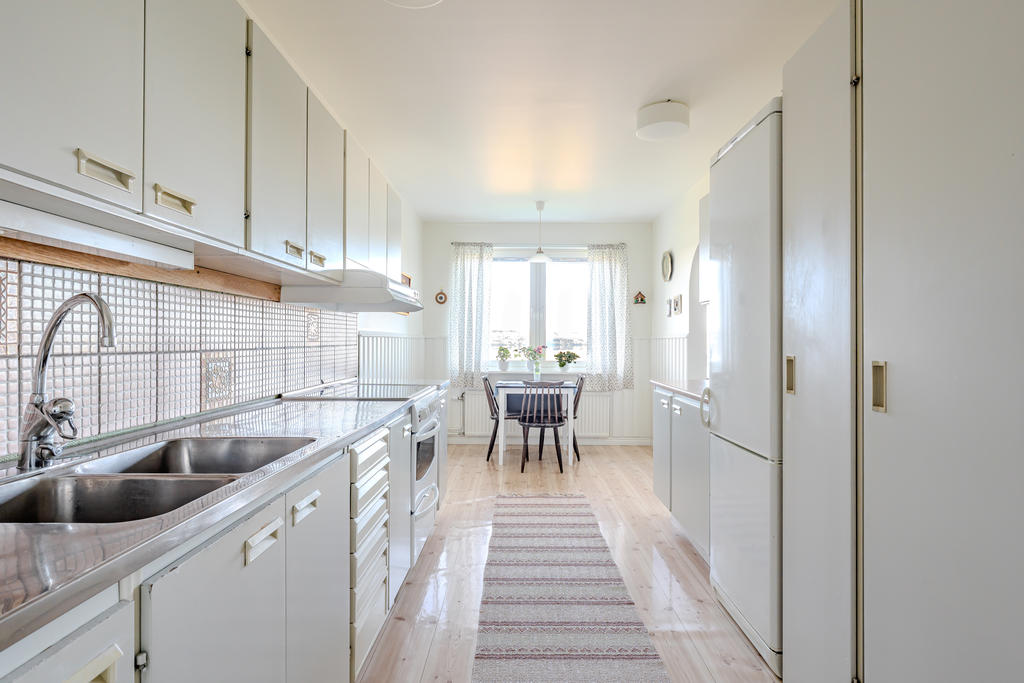 Köket har ett fint ljusinsläpp. 