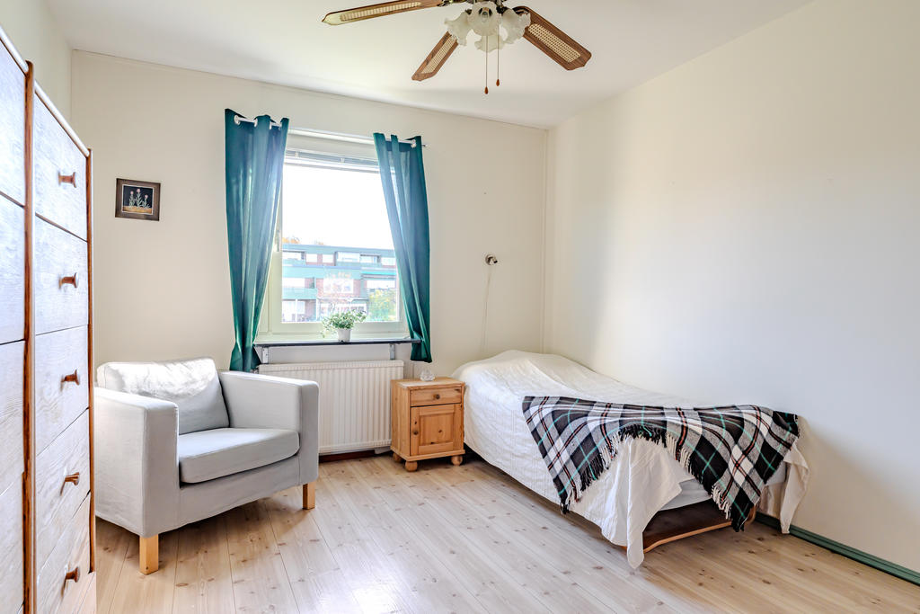 Sovrummet har plats för en stor säng. 