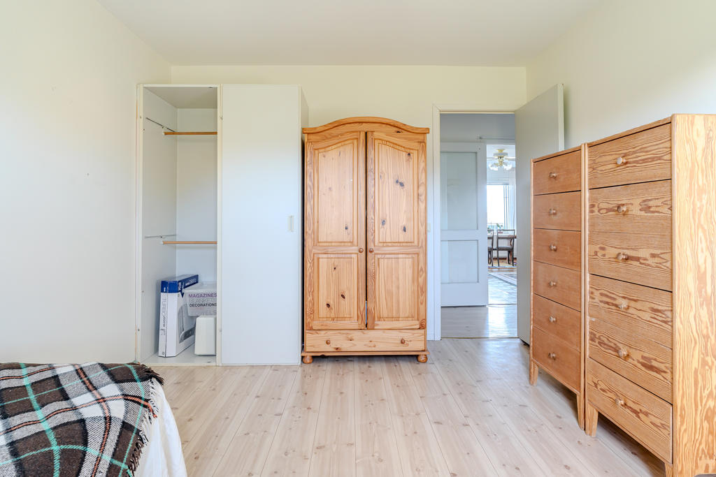 Sovrummet har bra utrymme för förvaring. 