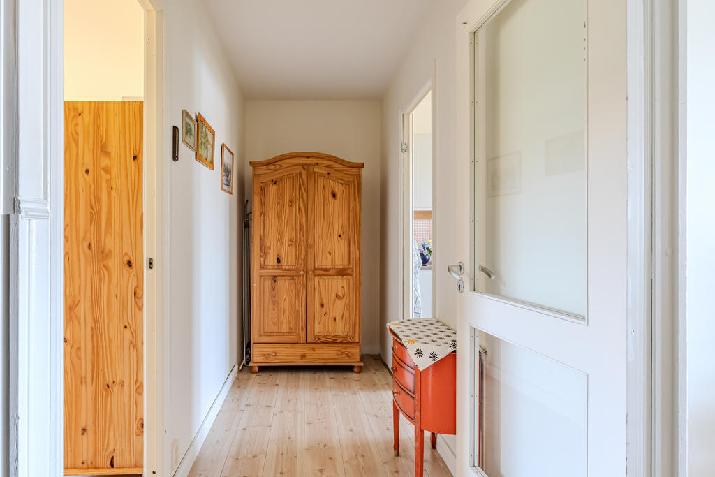 Inre hall med öppningar mot kök, vardagsrum samt sovrum. 