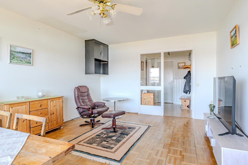 Vardagsrummet har plats både för matplats och soffa. 