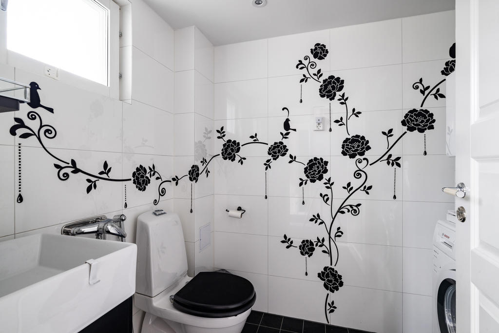 Badrum 1 och tvättstuga, entréplan