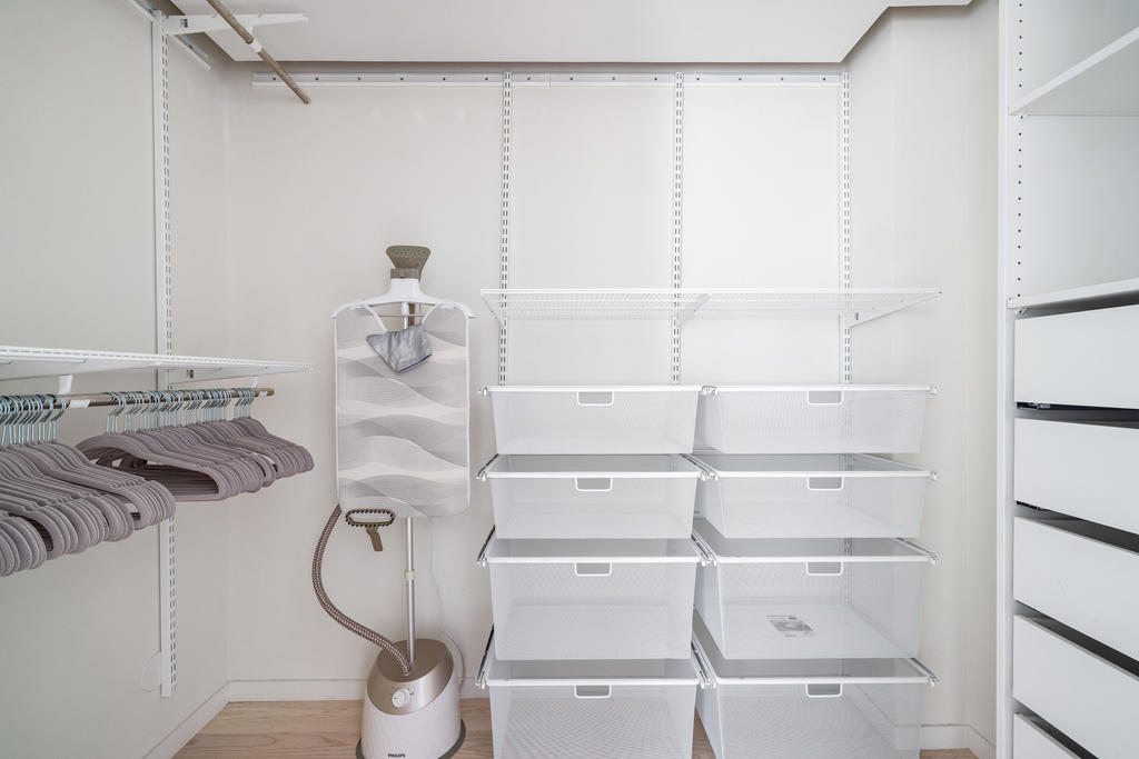 Walking closet, övervåning i trapphus