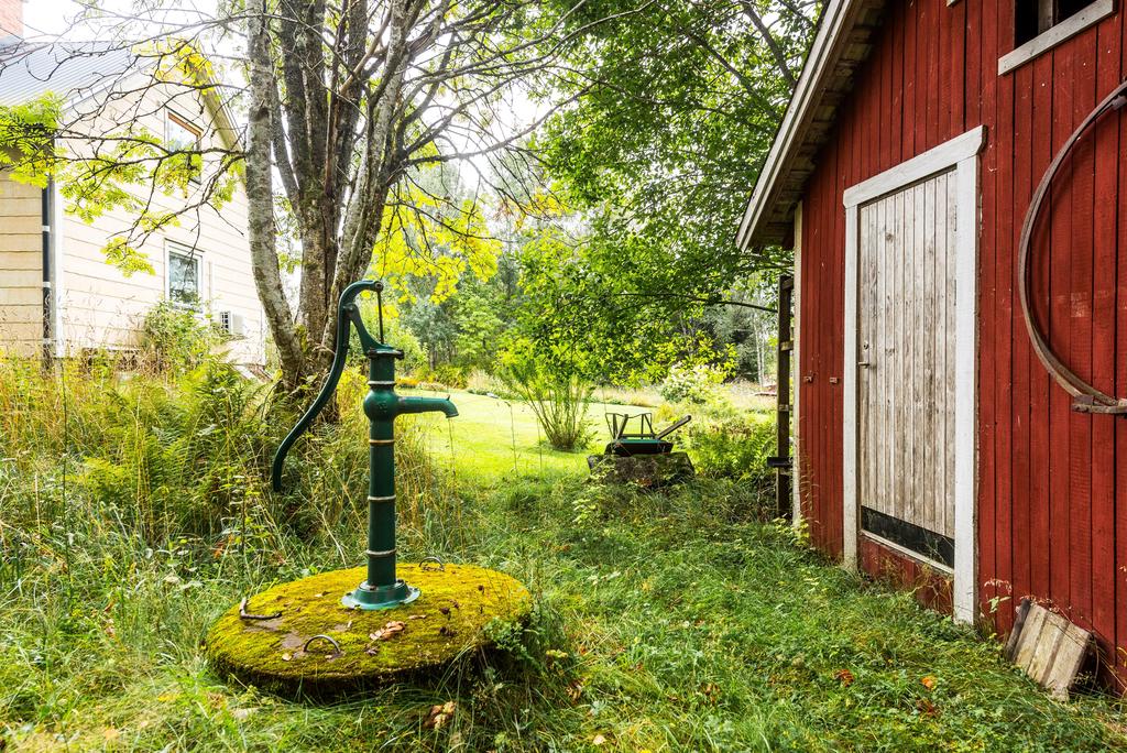Fungerande vattenbrunn med handpump