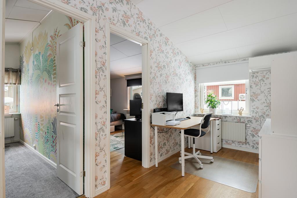 Hall mot sovrum 1 och badrum