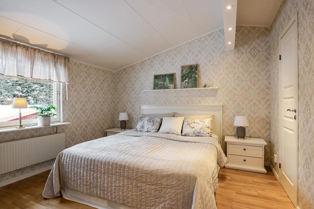 Sovrum 1 med klädkammare