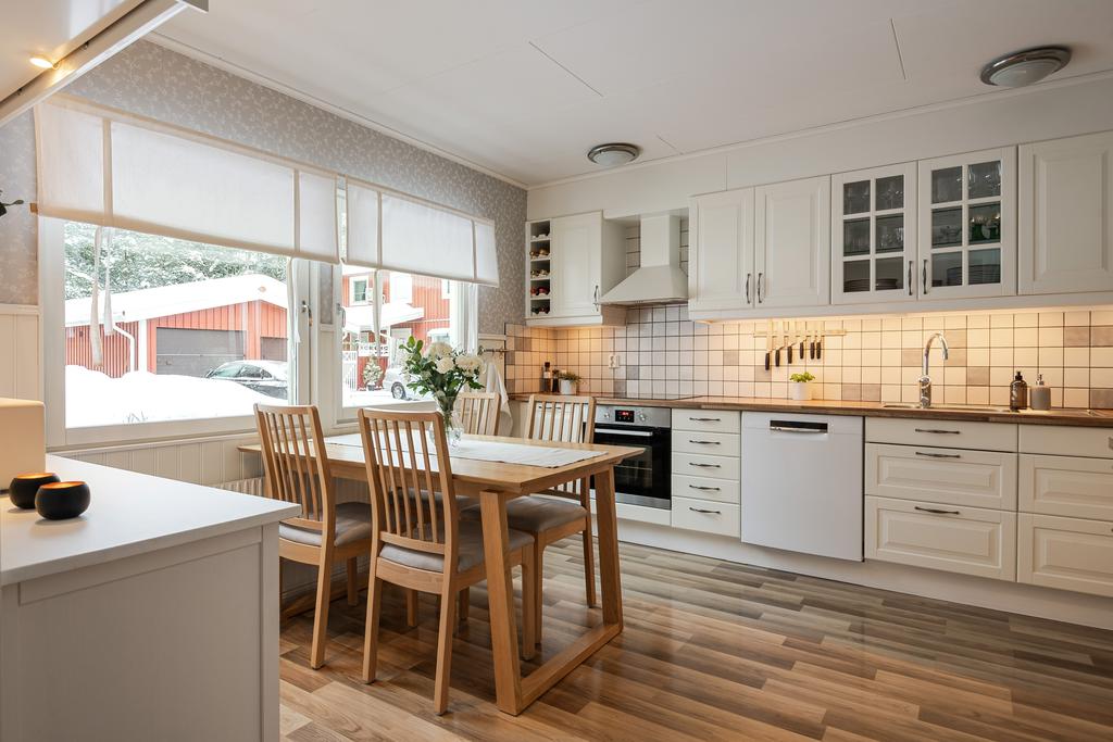 Köket är ljust  och rymligt