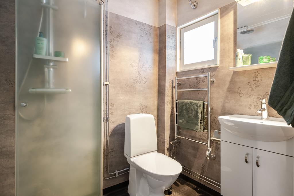 Badrum på entréplan med dusch.