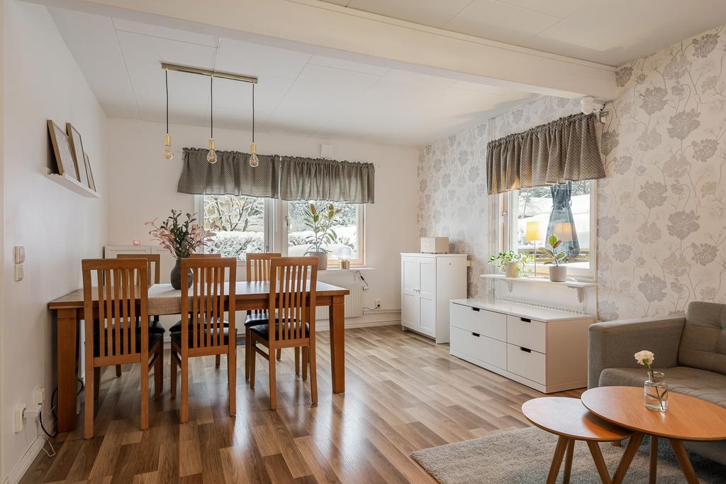 Vardagsrummet rymmer både matplats och soffa