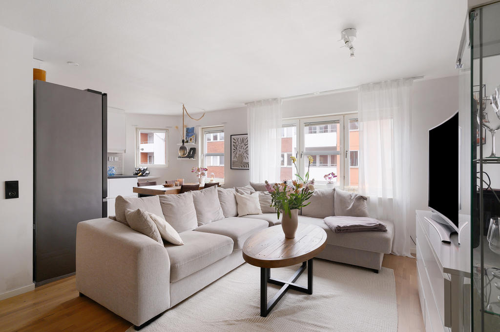 Trivsamt vardagsrum och kök i öppen planlösning