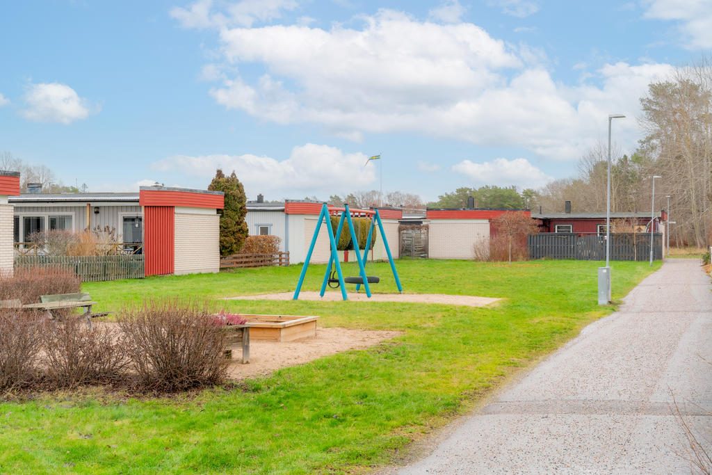 Gemensamma ytor och lekplats utanför husen
